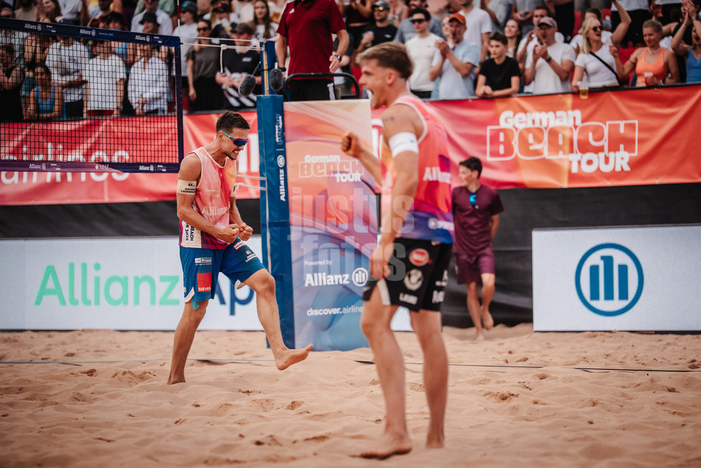 Beachvolleyball | Männer | Allianz German Beach Tour 2025 | Tourstop München | 12.07.2025 | v.l. David Poniewaz und Luis Kubo jubeln