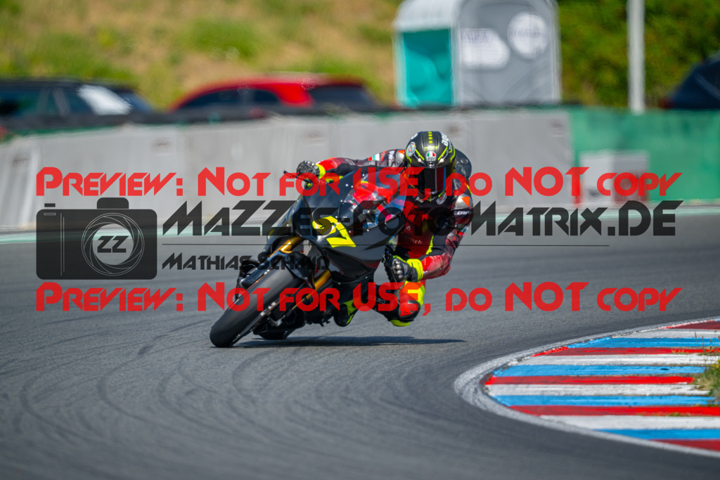 MaZZes-Fotomatrix-20260801-445527 | WEISS