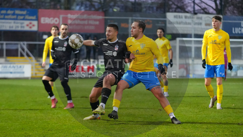 Fußball, Herren, Saison 2025/2026, Regionalliga Nordost, 18. Spieltag, FSV 63 Luckenwalde vs. FC Rot-Weiß Erfurt, Samstag 06.12.2025, Werner-Seelenbinder-Stadion Luckenwalde, | Fußball, Herren, Saison 2025/2026, Regionalliga Nordost, 18. Spieltag, FSV 63 Luckenwalde vs. FC Rot-Weiß Erfurt, Samstag 06.12.2025, Werner-Seelenbinder-Stadion Luckenwalde, Im Bild: Artur Golubytskij (l. Erfurt) und Lucas Will (r. Luckenwalde) - Realisiert mit Pictrs.com