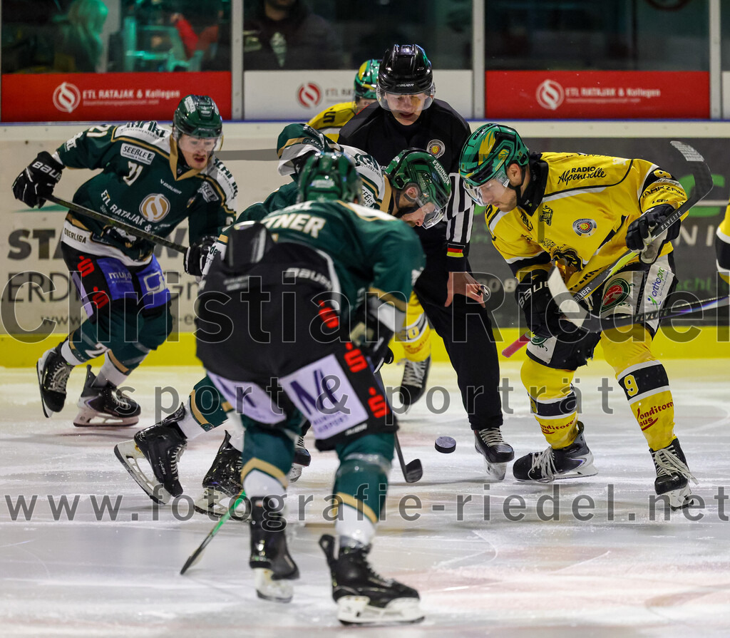 2025-12-19_074_TSV_Erding_gegen_Toelzer_Loewen | Erding, Deutschland, 19.12.2025:Eishockey, Oberliga Süd 2025 / 2026, 27. Spieltag, TSV Erding gegen Tölzer Löwen, Endergebnis: 2:5Erik Modlmayr (Erding Gladiators, #21), Philipp Michl (Erding Gladiators, #77), Toms Prokopovics (Tölzer Löwen, #9)Foto: Christian Riedel / fotografie-riedel.net