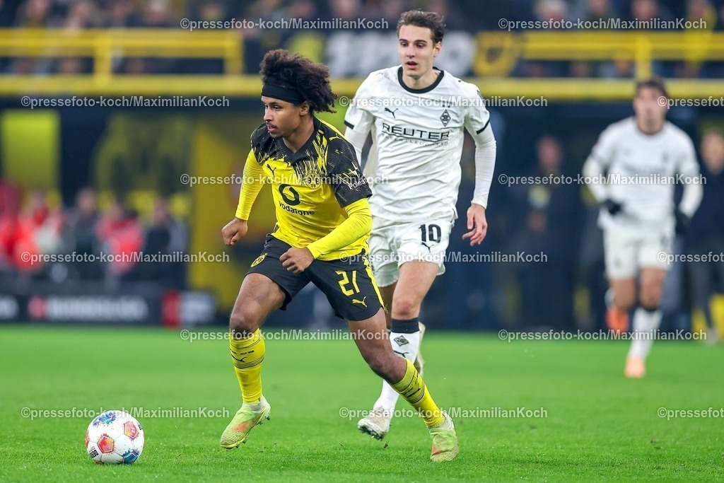 BVB19122501049 | 19.12.2025, Fußball, Borussia Dortmund - Borussia Mönchengladbach, 1. Fußball Bundesliga, 15. Spieltag, Signal Iduna Park, Saison 2025 2026: Karim Adeyemi&nbsp;(BVB #27) im Zweikampf gegen  Florian Neuhaus&nbsp;(Borussia Mönchengladbach #10)  DFB regulations prohibit any use of photographs as image sequences and or quasi-video.