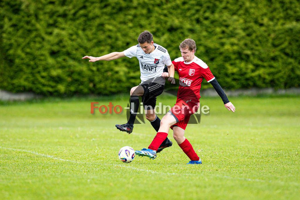 TSV Steingaden gegen TSV Hohenpeißenberg | Fußball Herren A-Klasse Gruppe 8 Zugspitze 2024/25, TSV Steingaden gegen TSV Hohenpeißenberg, 20250525,Zweikampf,2025-05-25 in Steingaden (Sportplatz Steingaden), Johannes SCHULDES (TSV Hohenpeißenberg 13), Niklas FISCHER (TSV Steingaden 8)Copyright: WolfgangxLindner www.foto-lindner.de