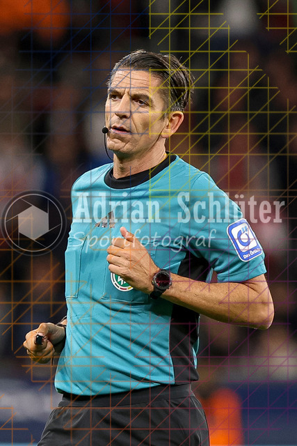 Bayer 04 Leverkusen vs Eintracht Frankfurt - Bundesliga  | Leverkusen, Deutschland, 12.09.25:   Schiedsrichter Deniz Aytekin schaut waehrend des Spiels der Bundesliga zwischen  Bayer 04 Leverkusen vs Eintracht Frankfurt in der BayArena(Foto von Brauer-Fotoagentur / Adrian Schlueter)