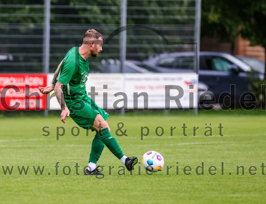 2023-08-04_077_FC_Forstern_gegen_FC_Langengeisling_II | Forstern, Deutschland, 04.08.2023:
Fußball, Kreisklasse 2023 / 2024, 1. Spieltag, FC Forstern gegen FC Langengeisling II, Endergebnis: 2:1

Andreas Ullmann (FC Forstern, #11)

Foto: Christian Riedel / fotografie-riedel.net