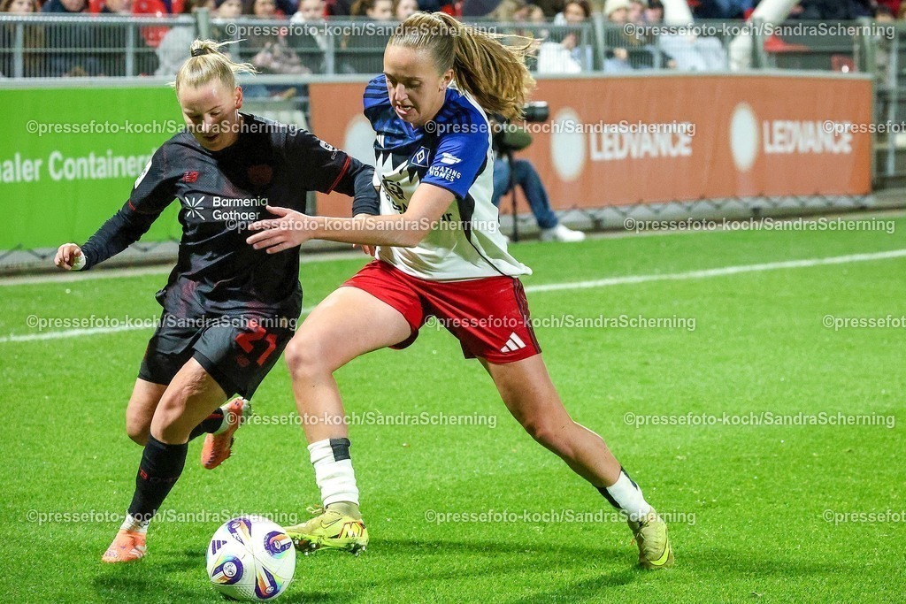xsscx05112501004 | 05.11.2025, xsscx, Frauen Fuﬂball, Bayer 04 Leverkusen - Hamburger SV, Saison 2025 2026: Vanessa Fudalla (Bayer 04 Leverkusen #21) im Zweikampf gegen Victoria Schulz (Hamburger SV #19) DFB regulations prohibit any use of photographs as image sequences and or quasi-video.