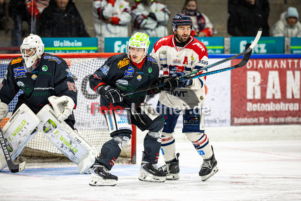 Peißenberg MINERS gegen ESC Kempten SHARKS | Eishockey Bayernliga 2025/26 Vorrunde 12. Spieltag, Peißenberg MINERS gegen ESC Kempten SHARKS, 20251121,Zweikampf,2025-11-21 in Peißenberg (flatbuy Arena Peißenberg), Manuel SINGER (MINERS 71), Timo SCHIRMACHER (SHARKS 3)Copyright: WolfgangxLindner www.foto-lindner.de