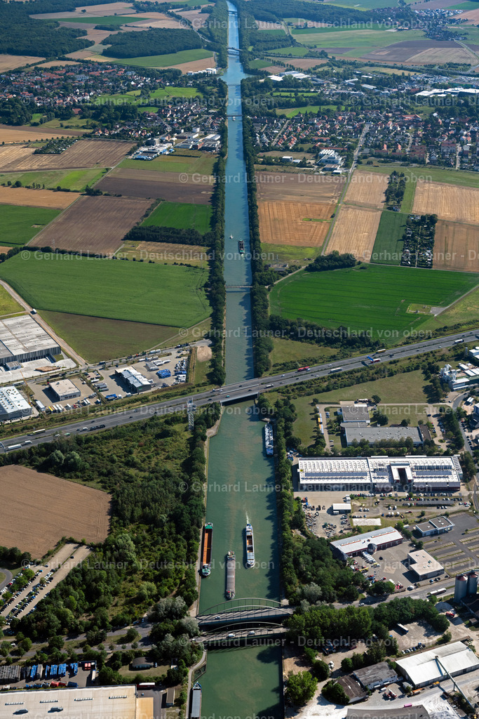 4035001 | BRAUNSCHWEIG 31.07.2020 Schiffe und Schleppverbände der Binnenschiffahrt in Fahrt auf der Wasserstraße des Flußverlaufes " Mittellandkanal " in Braunschweig im Bundesland Niedersachsen, Deutschland. // Ships and barge trains inland waterway transport in driving on the waterway of the river " Mittellandkanal " in Brunswick in the state Lower Saxony, Germany. Foto: Gerhard Launer