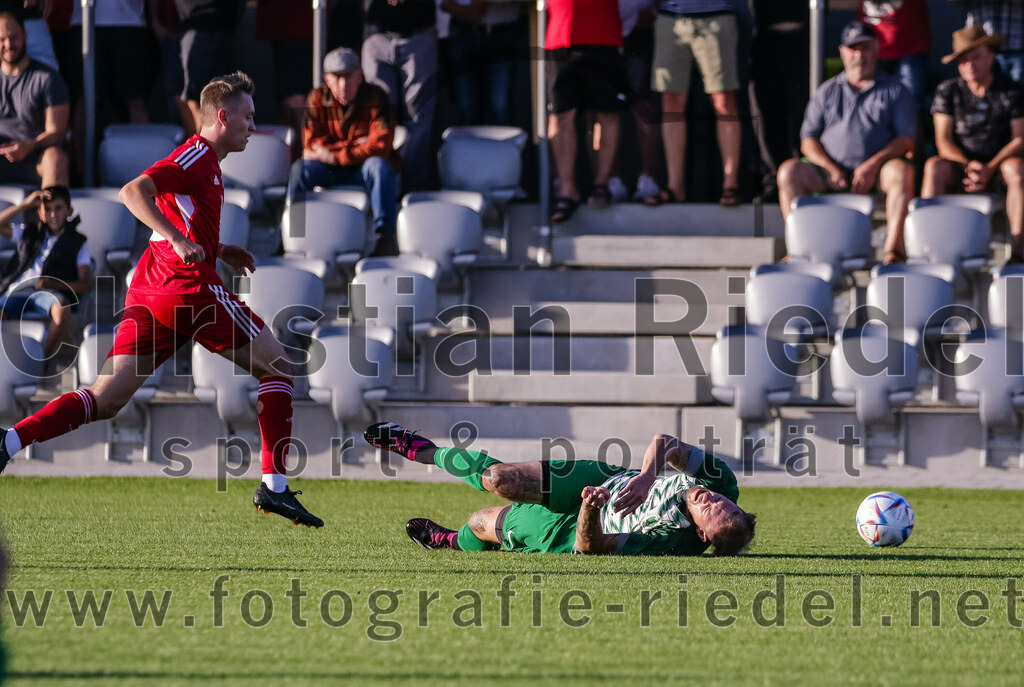 2023-08-11_022_FC_Finsing_gegen_SV_Eichenried | Finsing, Deutschland, 11.08.2023:
Fußball, Kreisliga 2023 / 2024, 4. Spieltag, FC Finsing gegen SV Eichenried, Endergebnis: 3:0

Valentin Bachmeier (FC Finsing, #6), Bastian Reuel (SV Eichenried, #20)

Foto: Christian Riedel / fotografie-riedel.net