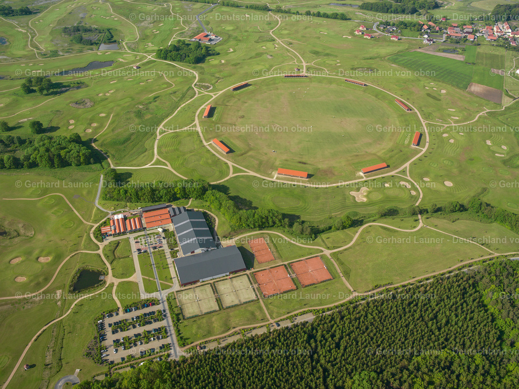2415234 | GöHREN-LEBBIN 25.08.2016 Gelände des Golfplatz - Kreis der Golfschule Fleesensee am Tannenweg in Göhren-Lebbin im Bundesland Mecklenburg-Vorpommern, Deutschland. Weiterführende Informationen bei: Golfschule. // Grounds of the golf course - district of the Fleesensee golf school on Tannenweg in Goehren-Lebbin in the state Mecklenburg - Western Pomerania, Germany. Further information at: Golfschule. Foto: Gerhard Launer