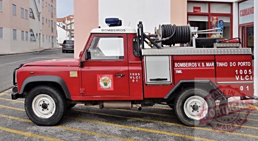 Land Rover Bombeiros fire truck in Portugal | Red Land Rover Defender serving as a Portuguese Bombeiros fire engine on a street - Realisiert mit Pictrs.com