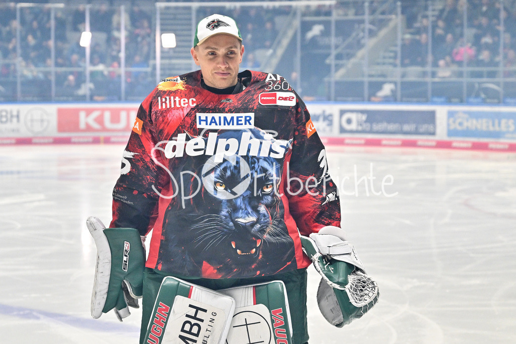 Augsburger Panther - Eisbären Berlin | im Bild Markus KELLER (Augsburger Panther #35) vor der Partie mit dem Halloween Trikot der Panther / DEL: Augsburger Panther - Eisbaeren Berlin, Curt Frenzel Stadion am 31.10.2024