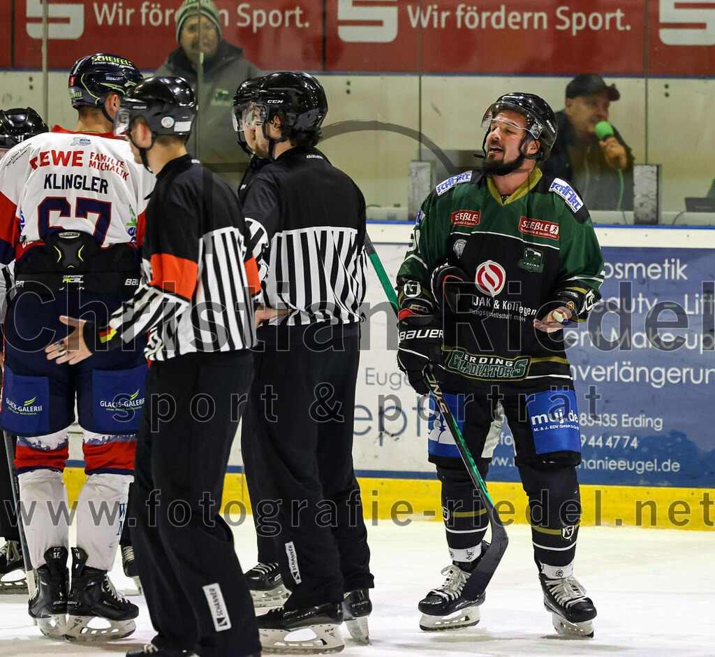 2023-01-13_111_TSV_Erding_gegen_VfE_Ulm-Neu-Ulm | Erding, Deutschland, 13.01.2023:
Eishockey, Bayernliga 2022 / 2023, 27. Spieltag, TSV Erding gegen VfE Ulm/Neu-Ulm, Endergebnis: 

Simon Klinger (VfE Ulm/Neu-Ulm e. V., #67), Rudolf Lorenz (Erding Gladiators, #91)

Foto: Christian Riedel / fotografie-riedel.net