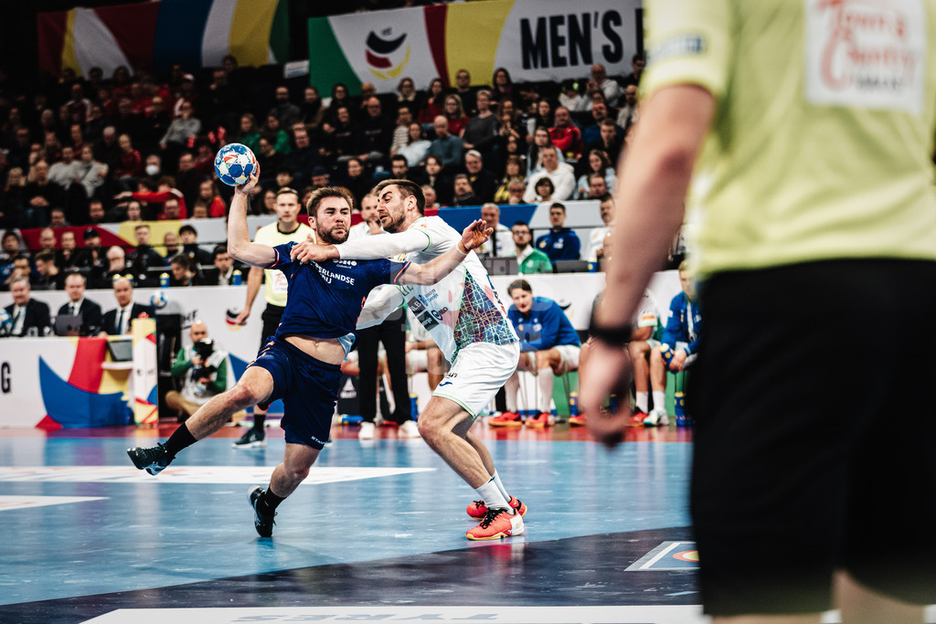 Handball | Herren | EHF EURO 2024 | European Championshop Men 2024 Final Tournament | Slowenien vs. Niederlande | 21.01.2024 | Luc Steins (#22, Holland, NED) probiert zu Werfen