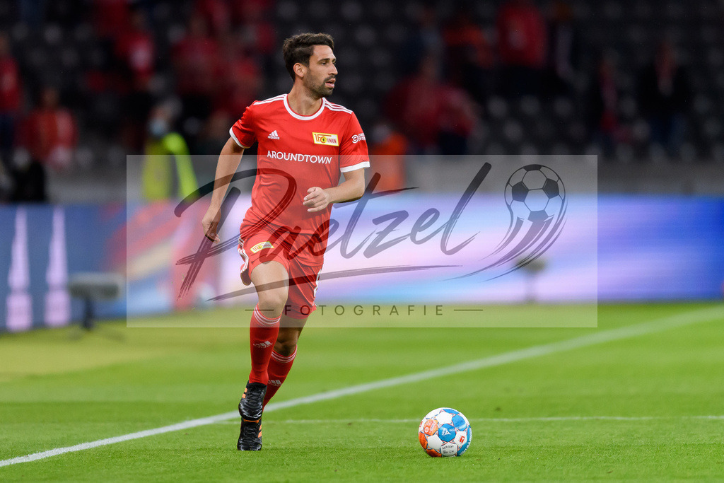 FCUKUO20210826_086 | Fussball, Herren: Rani Khedira (1.FC Union Berlin) in Aktion, am Ball, Einzelaktion beim Spiel der UEFA Conference League zwischen 1. FC Union Berlin und Kuopion PS im Olympiastadion am 26.08.2021 in Berlin, Deutschland. - Realisiert mit Pictrs.com