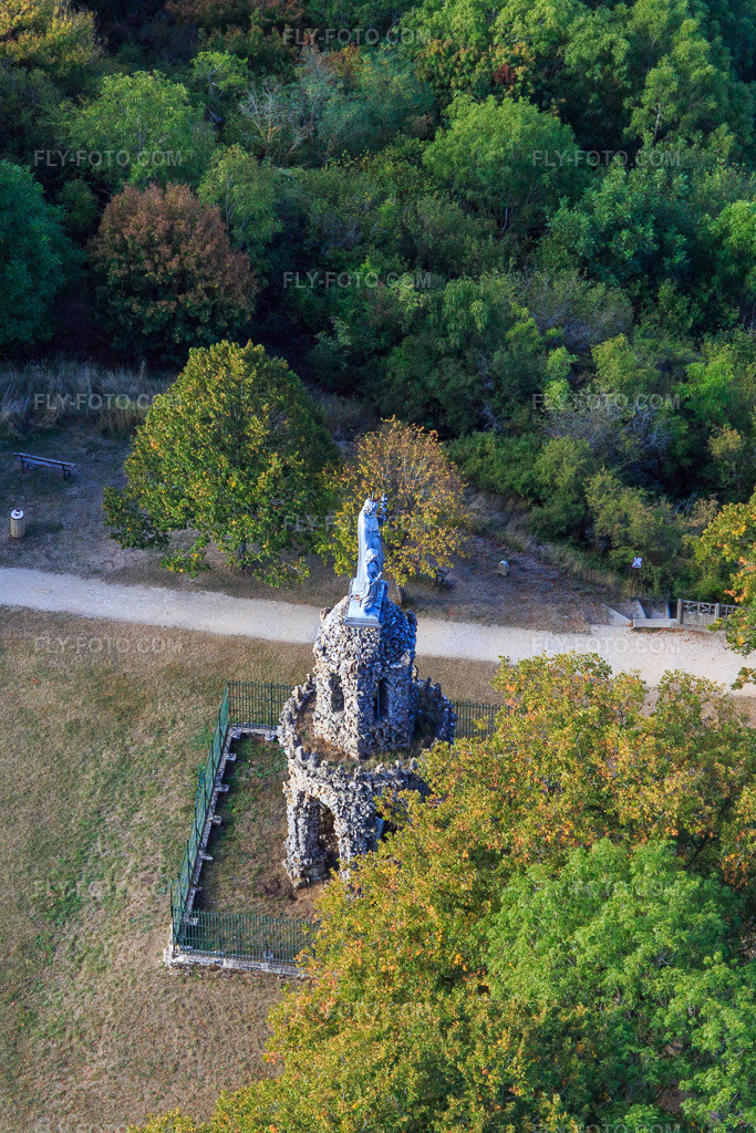 Aerial view: Éperon Saint-Joseph à Saxon-Sion in Saxon-Sion in the state Meurthe et Moselle, France. – Photo: IMG_118508.jpg taken on 09/16/2019 by Werner Riehm/FLY-FOTO.com – Resolution of the original: 2295 x 3443 px
