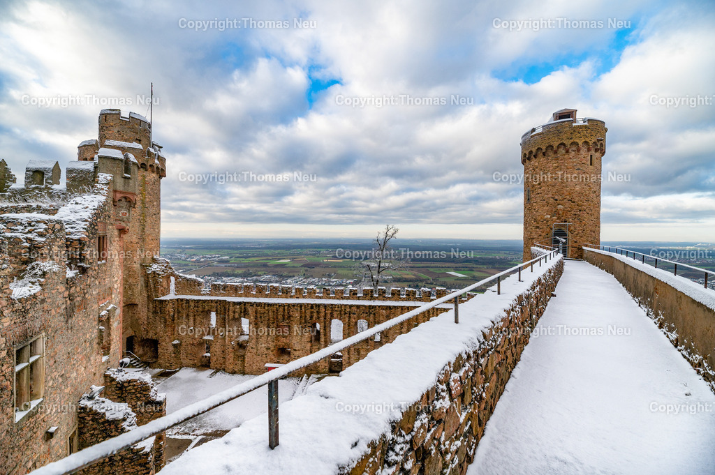 Winter-Schloss-Auerbach-Thomas_Neu_Fotografie-18 | Winterzauber auf Schloss Auerbach: Die historische Burgruine hoch über der Bergstraße zeigt sich im Schnee von ihrer beeindruckendsten Seite. Der Blick über die Rheinebene, der mächtige Wehrturm und die markante Schwarzkiefer machen das Schloss zu einem der schönsten Wintermotive im Odenwald. Entdecken Sie die faszinierende Kombination aus Geschichte, Natur und einzigartiger Winteratmosphäre., Bild: Thomas Neu