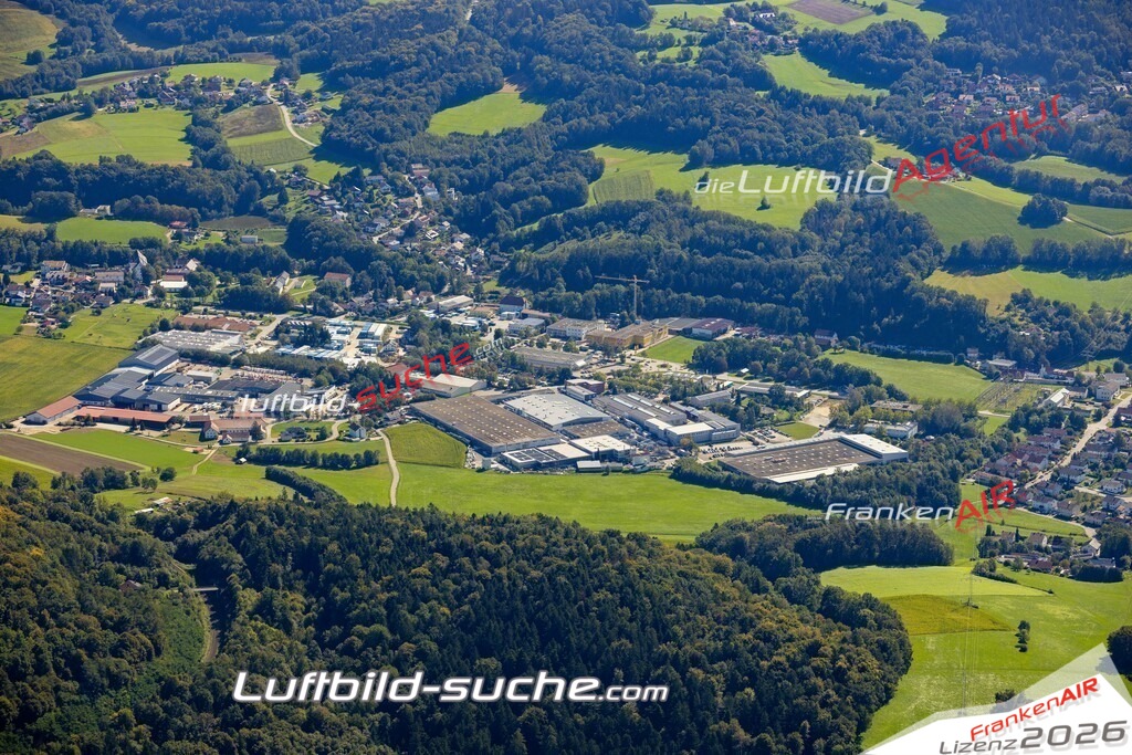 Das Luftbild zeigt : Gewergebiet Deggendorf - Die Luftaufnahme wurde 2023 vom UL-Flugzeug aus erstellt ( keine Drohne ) - Hochauflösende Luftaufnahme - Für grossformatige Ausdrucke geeignet. Die Geschenkidee !Mit Lizenz und Bildrechte bestellbar