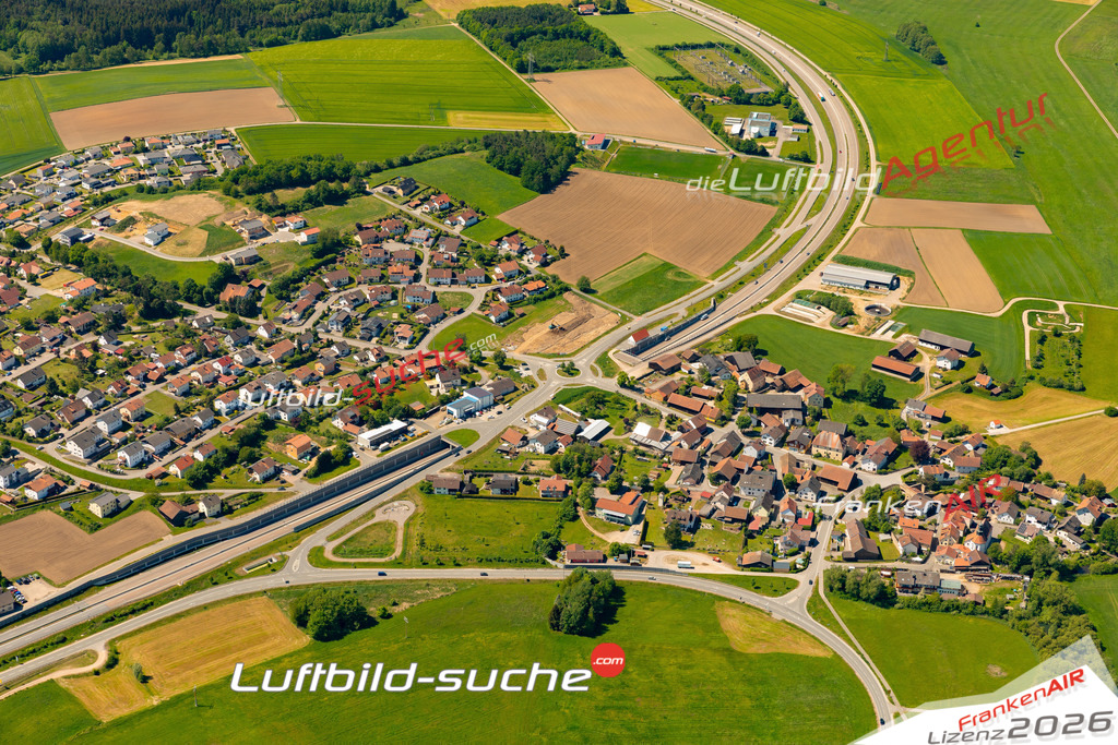 Das Luftbild zeigt : Wetterfeld Roding - Die Luftaufnahme wurde 2024 vom UL-Flugzeug aus erstellt ( keine Drohne ) - Hochauflösende Luftaufnahme - Für grossformatige Ausdrucke geeignet. Die Geschenkidee !Mit Lizenz und Bildrechte bestellbar