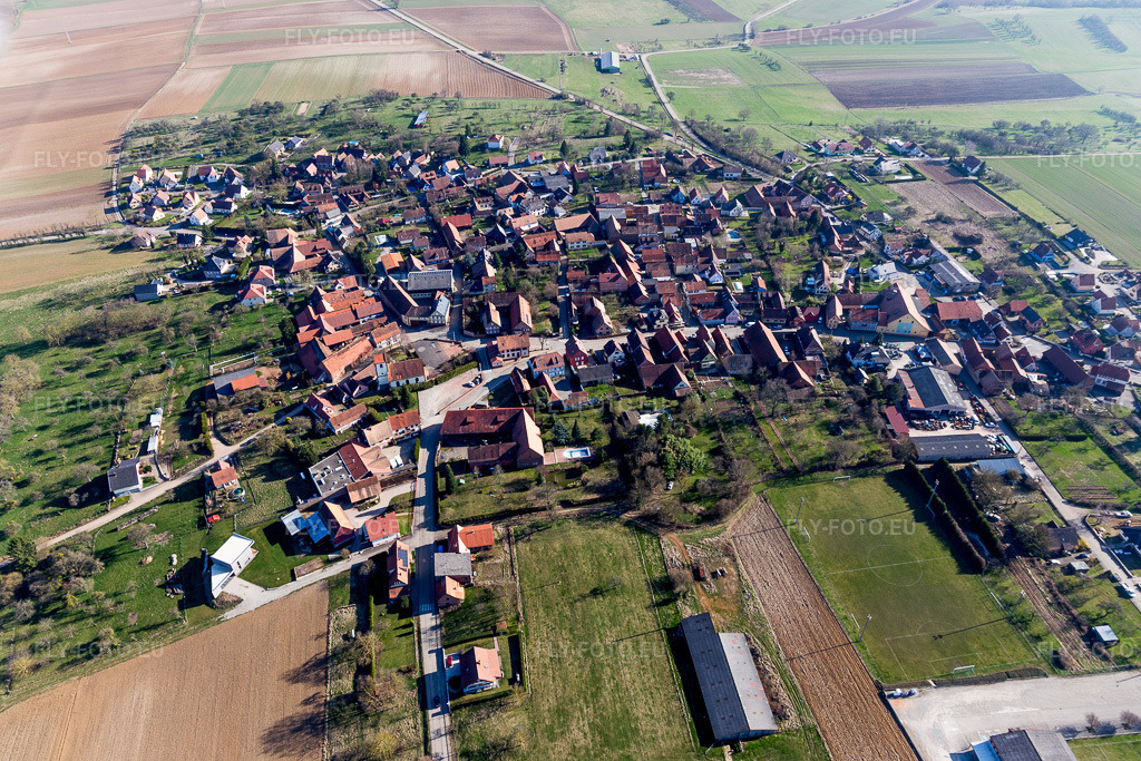 Vue aérienne: Vue de la ville à Ettendorf dans le département Bas Rhin, France. Photo: IMG_097521.jpg prise le 16/03/2017 par Werner Riehm/FLY-FOTO.eu – Résolution de l'original: 5472 x 3648 px