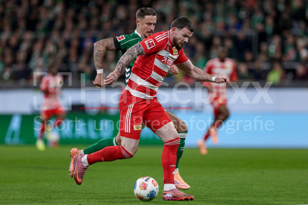 Fussball, Bundesliga, SV Werder Bremen - 1. FC Union Berlin | v.li.: Marco Friedl (SV Werder Bremen, 32) und Oliver Burke (1. FC Union Berlin, 7) im Laufduell, Zweikampf, Duell, Dynamik, Aktion, Action, Spielszene, DIE DFL-RICHTLINIEN UNTERSAGEN JEGLICHE NUTZUNG VON FOTOS ALS SEQUENZBILDER UND/ODER VIDEOÄHNLICHE FOTOSTRECKEN. DFL REGULATIONS PROHIBIT ANY USE OF PHOTOGRAPHS AS IMAGE SEQUENCES AND/OR QUASI-VIDEO.