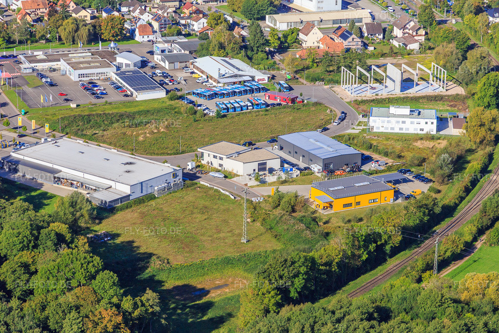 Luftbild: DPDHL ZSP LORETH GmbH, auto akgül Meisterwerkstatt und Bundespolizei in Kandel im Bundesland Rheinland-Pfalz in Deutschland. Foto: IMG_149921.jpg vom 18.09.2025 durch Werner Riehm/FLY-FOTO.deVersicherungs- und Finanzmakler Loreth GmbH \xe2\x80\x93 Unabh\xc3\xa4ngig, individuell & nachhaltig