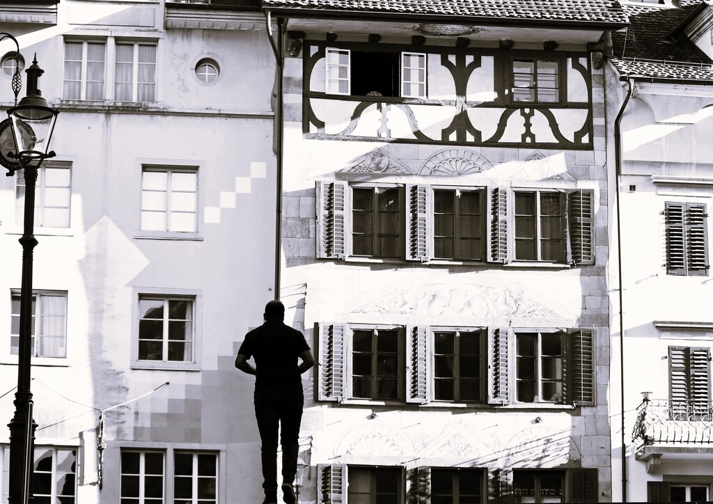 Silhouette vor historischer Fassade | huwimedia-fotografie - Realisiert mit Pictrs.com