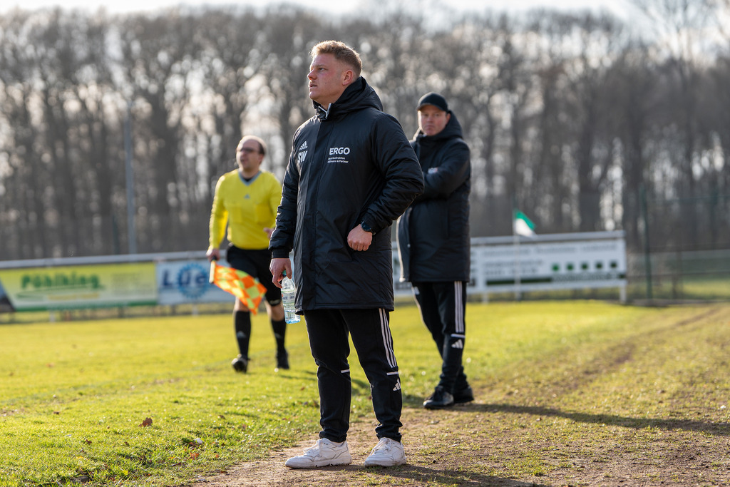 Fußball I Herren I Saison 2025-2026 I Bezirksliga Weser-Ems 4 I 21. Spieltag I TuS Lutten - SW Osterfeine I 4143 | jns.sportfotos - Realisiert mit Pictrs.com