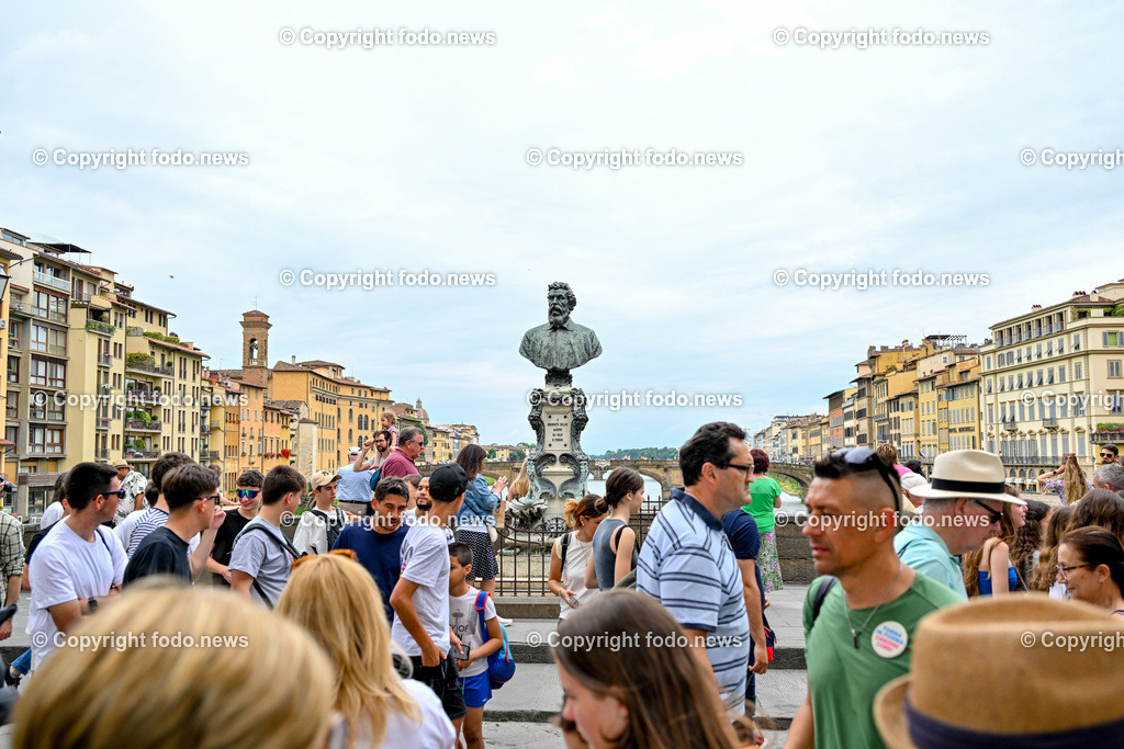 Italien_ Toscana_ Florenz_ 30.05.2024-193 | 30.05.2024, Italien, ITA, Toskana, Florenz im Bild Stadtansichten, Gebäude, Architektur, Touristen, Historisch, Souvenir, Altstadt, Museum, Statuen, Skulpturen, Piazza della Signoria, Statue David, Palazzo Vecchio, Neptunbrunnen, Piazza della Repubblica, Ponte Vecchio, Brücke, Uffizien, Kathedrale Santa Maria del Fiore, Arno, Fluß


Florenz, Firenze, ist eine italienische Großstadt. Nach Einwohnern ist sie die achtgrößte Stadt Italiens. Florenz ist die Hauptstadt sowie größte Stadt der Region Toskana und der Metropolitanstadt Florenz, in der etwa eine Million Menschen leben. Florenz ist für seine Geschichte berühmt. Leonardo da Vinci verbrachte große Teile seiner Jugend in Florenz, Michelangelo fand Unterschlupf in der Kirche der Medici, Galileo Galilei wohnte als Hofmathematiker in den Palästen der Medici. Von 1865 bis 1871 war die Stadt die Hauptstadt des neu gegründeten Königreichs Italien. Das historische Zentrum von Florenz zieht Jahr für Jahr Millionen von Touristen an. Die historische Innenstadt wurde von der UNESCO im Jahre 1982 zum Weltkulturerbe erklärt. 
Quelle: Wikipedia
