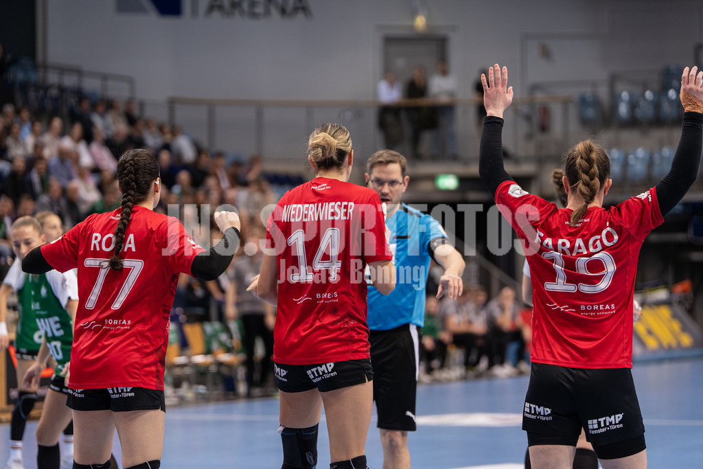 Handball I Frauen I Saison 2025-2026 I 1. HBF I 17. Spieltag I VFL Oldenburg - Thüringer HC I 0175 | Kelly de Abreu Rosa (77, Thüringer HC), Anika Niederwieser (14, Thüringer HC) und Luca Farago (19, Thüringer HC) stellen eine Mauer - Realisiert mit Pictrs.com