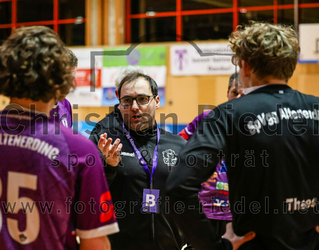 2024-01-27_043_SpVgg_Altenerding_gegen_TV_Altoetting | Erding, Deutschland, 27.01.2024:
Handball, Bezirksoberliga Männer 2023 / 2024, 13. Spieltag, SpVgg Altenerding gegen TV Altötting, Endergebnis: 30:28

Trainer Simon Klawe (SpVgg Altenerding)

Foto: Christian Riedel / fotografie-riedel.net