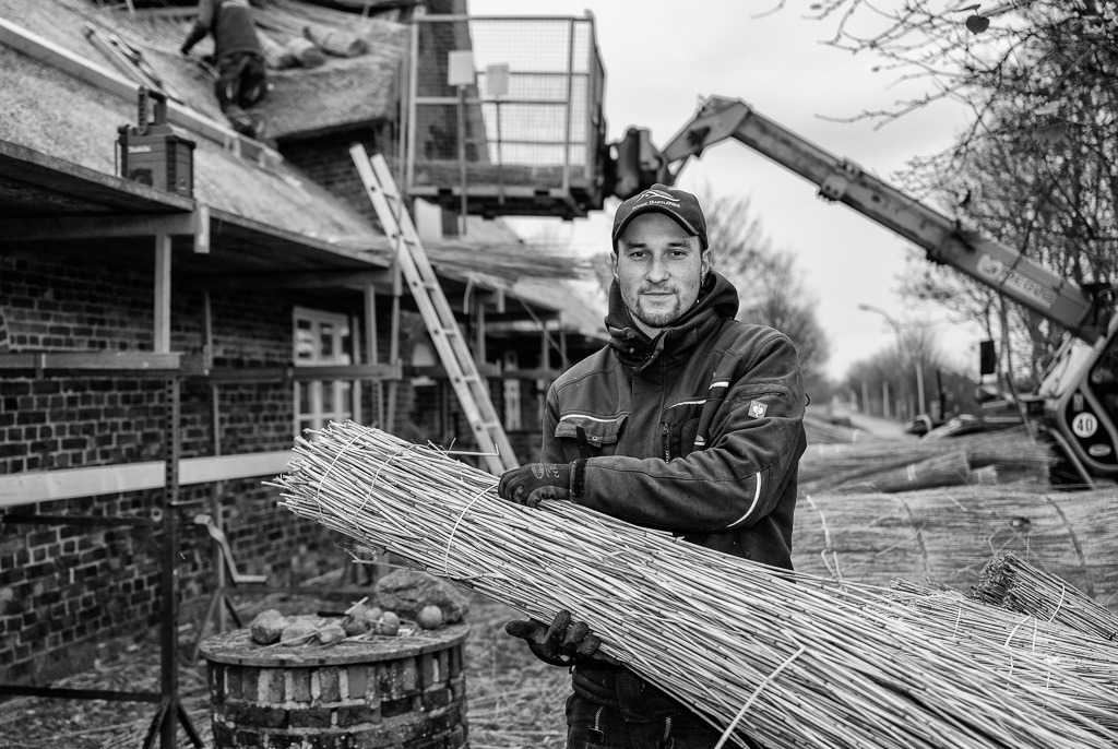 Reetdachdecken am Andersen-Hüs in Risum-Lindholm © Holger Rüdel | Der Online-Shop von Holger Rüdel. Ausgewählte Fotografien als FineArt-Prints bestellen: Bildreportagen, Landschaften, Wildlife, Infrarot-Motive in Schwarzweiß und Zeitgeschichte im Bild. - Realisiert mit Pictrs.com