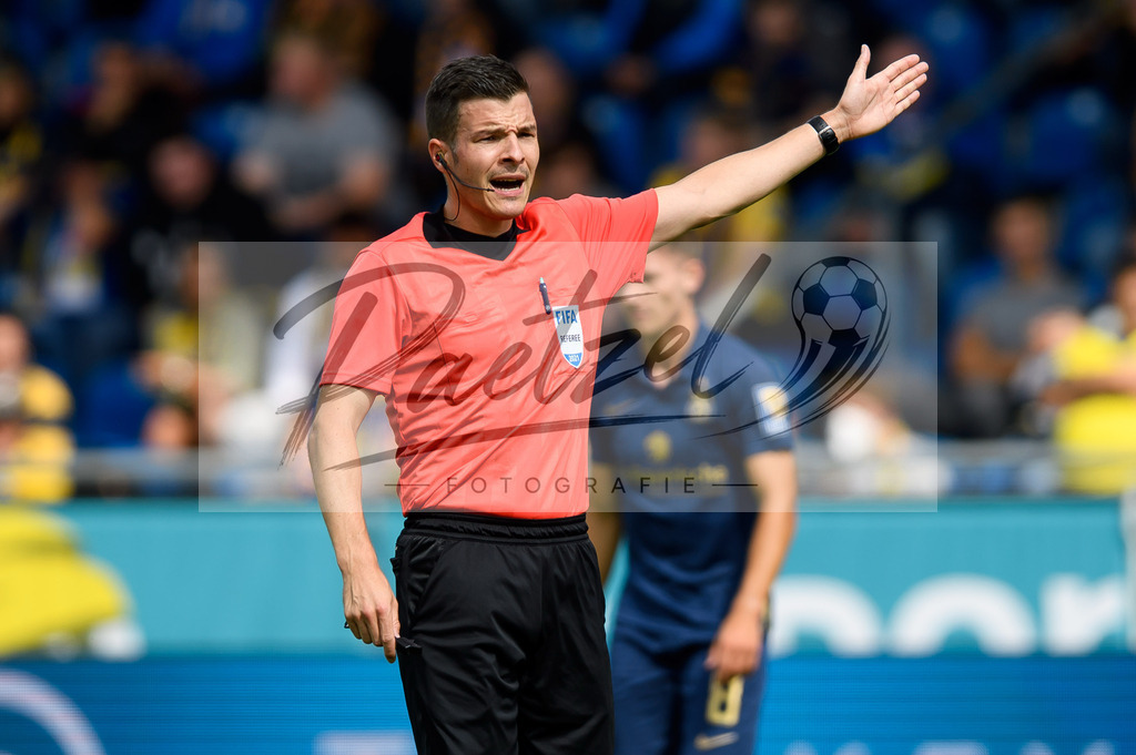 EBSTSV20210828_120 | Fussball, Herren: Schiedsrichter Harm Osmers gestikuliert beim Spiel der 3. Liga zwischen Eintracht Braunschweig und TSV 1860 Muenchen im Eintracht-Stadion am 28.08.2021 in Braunschweig, Deutschland.DFB / DFL REGULATIONS PROHIBIT ANY USE OF PHOTOGRAPHS AS IMAGE SEQUENCES AND/OR QUASI-VIDEO. - Realisiert mit Pictrs.com
