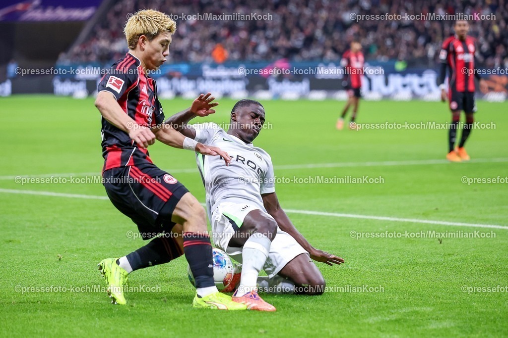 SGE30112501087 | 30.11.2025, Fußball, Eintracht Frankfurt - VfL Wolfsburg, 1. Fußball Bundesliga, 12. Spieltag, Deutsche-Bank-Park (Frankfurt am Main), Saison 2025 2026: Ritsu Doan (Eintracht Frankfurt #20) im Zweikampf gegen  Sael Kumbedi (VfL Wolfsburg #26)   DFB Regulations prohibit any use of photographs as image sequences and or quasi-video.