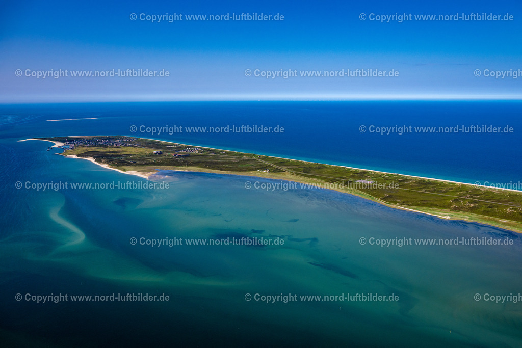 Sylt_Hörnum_ELS_2999210625 | HöRNUM (SYLT) 13.06.2025 Ortsansicht der Straßen und Häuser der Wohngebiete in Hörnum (Sylt) auf der Insel Sylt im Bundesland Schleswig-Holstein, Deutschland. Weiterführende Informationen bei: Sylt Marketing GmbH. // Town View of the streets and houses of the residential areas in Hoernum (Sylt) on Island Sylt in the state Schleswig-Holstein, Germany. Further information at: Sylt Marketing GmbH. Foto: Martin Elsen