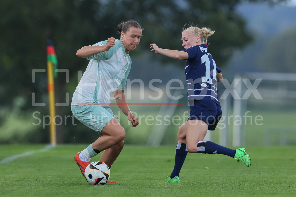 Fussball, Testspiel Frauen, Hamburger SV - SV Werder Bremen | v.li.: Larissa Mühlhaus (SV Werder Bremen, 7) und Sophie Profe (Hamburger SV, 14) im Zweikampf, Duell, Dynamik, Aktion, Action, Spielszene