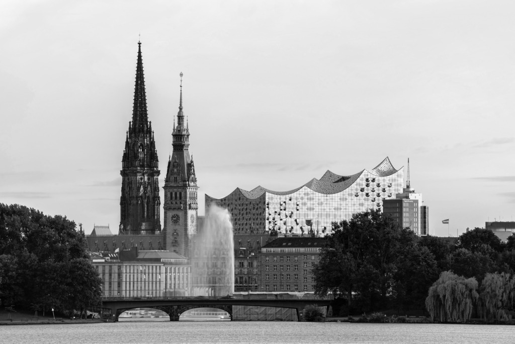 10230401 - Blick über die Außenalster (SW-Version) | Blick über die Außenalster auf die Nikolaikirche, das Rathaus und die Elbphilharmonie im Abendlicht. Dieses Motiv finden Sie auch in Farbe unter der Nummer 10230302.