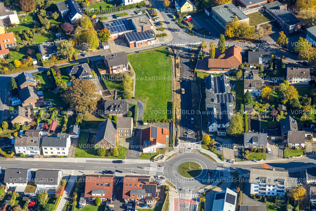Hamm251001599 | Luftbild, Haltepunkt Westtünnen am Südfeldweg und Von-Thünen-Straße für den künftigen Bahnhaltepunkt, neuer Kreisverkehr Von-Thünen-Straße, Bahnlinie mit Eisenbahnbrücke, Stadtbezirk Rhynern, Hamm, Ruhrgebiet, Nordrhein-Westfalen, Deutschland