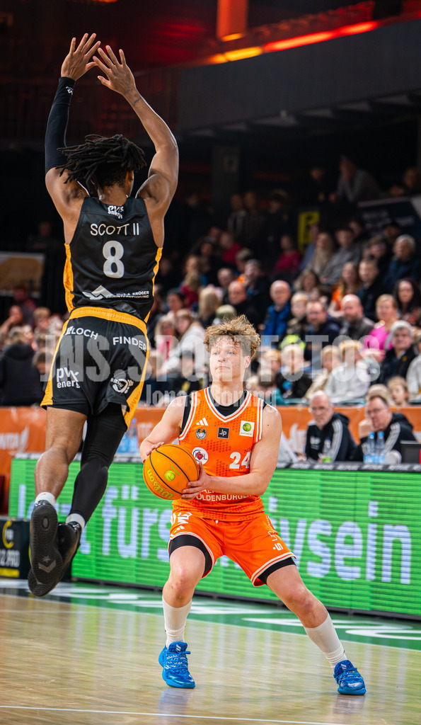 Basketball I Herren I Saison 2025-2026 I ProB Nord I 18. Spieltag I Rasta Vechta II - LOK Bernau-25 | Roy Krupnikas (24,Rasta Vechta II) lässt Shawn Anthony Scott II (8,LOK Bernau) fliegen  - Realisiert mit Pictrs.com