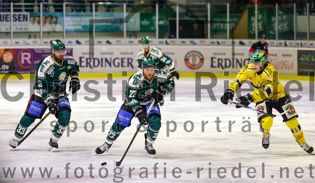 2025-12-19_077_TSV_Erding_gegen_Toelzer_Loewen | Erding, Deutschland, 19.12.2025:Eishockey, Oberliga Süd 2025 / 2026, 27. Spieltag, TSV Erding gegen Tölzer Löwen, Endergebnis: 2:5Torwart Maximilian Berger (Tölzer Löwen, #33), Grady Hobbs (Erding Gladiators, #22), Michael Schuster (Tölzer Löwen, #25)Foto: Christian Riedel / fotografie-riedel.net