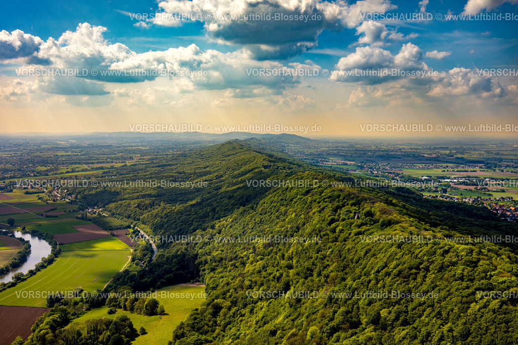 PortaWestfalica240505322Wiehengebirge_Kaiser-Wilhelm-Denkmal | Luftbild, Wiehengebirge und Fluss Weser, Fernsicht mit blauem Himmel und Wolken, Barkhausen, Porta Westfalica, Ostwestfalen, Nordrhein-Westfalen, Deutschland