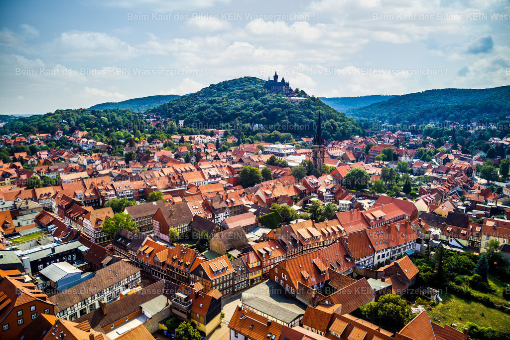 Wernigerode-0012 | Wernigerode ist eine Stadt im Harz im Mitteldeutschland. Ihre Altstadt zeichnet sich durch ihre Fachwerkhäuser aus, darunter das mittelalterliche Rathaus und das "Schiefe Haus". Am Stadtrand beherbergt das Schloss Wernigerode ein Museum und bietet Blick auf die Stadt. Das Schienennetz der Harzer Schmalspurbahnen verbindet Wernigerode mit dem Bahnhof Drei Annen Hohne, wo die dampflokbetriebene Brockenbahn zum Brocken abfährt. - Realizado com Pictrs.com