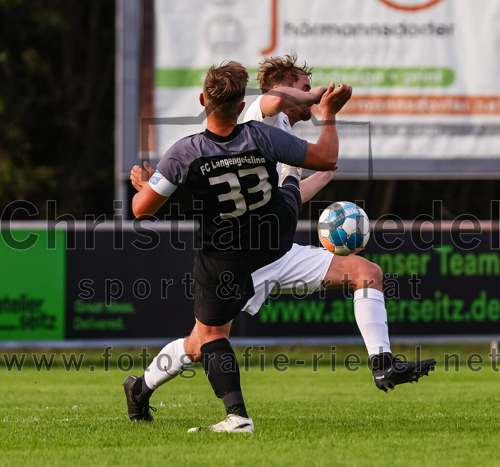 2023-08-08_099_FC_Moosinning_gegen_FC_Langengeisling | Moosinning, Deutschland, 08.08.2023:
Fußball, Bezirksliga Oberbayern Ost 2023 / 2024, 3. Spieltag, FC Moosinning gegen FC Langengeisling, Endergebnis: 0:4

Hannes Dornauer (FC Langengeisling, #33), Matthias Eschbaumer (FC Moosinning, #12)

Foto: Christian Riedel / fotografie-riedel.net