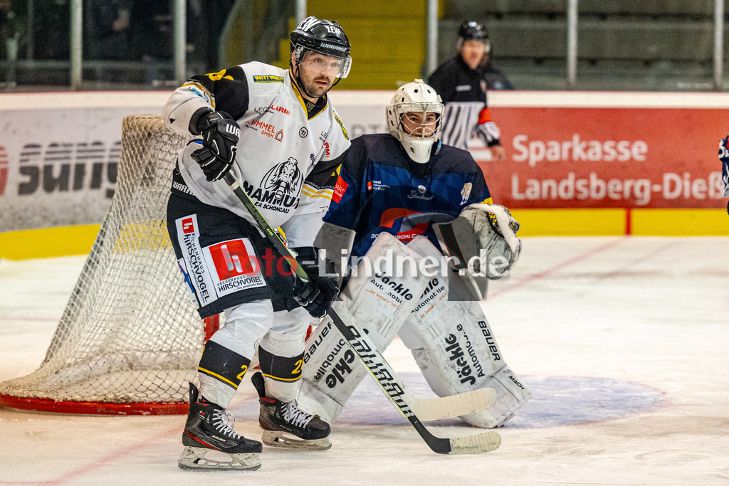 HC Landsberg Riverkings vs EA Schongau Mammuts | Eishockey Bayernliga 2023/2024, HC Landsberg Riverkings vs EA Schongau Mammuts,
Marius Klein (Mammuts 28) und Moritz BORST (HCL Goali 32),
2023-11-10 in Peißenberg (Eisstadion)
Marius Klein (Mammuts 28), Moritz BORST (HCL Goali 32)
Copyright: WolfgangxLindner foto-lindner.de