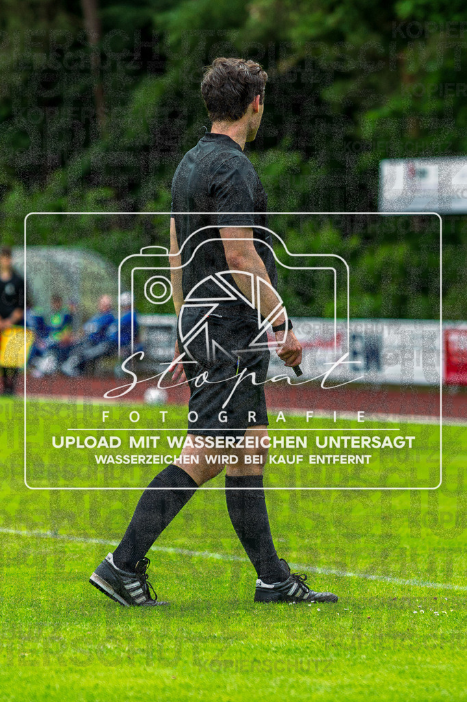 Landesliga Herren LG - TV Jahn Schneverdingen vs. MTV Eintracht Celle | Henrik Specht (Schiedsrichter); Landesliga Herren LG - TV Jahn Schneverdingen vs. MTV Eintracht Celle am 06.06.2026 in Osterwaldstadion, Schneverdingen - Realisiert mit Pictrs.com