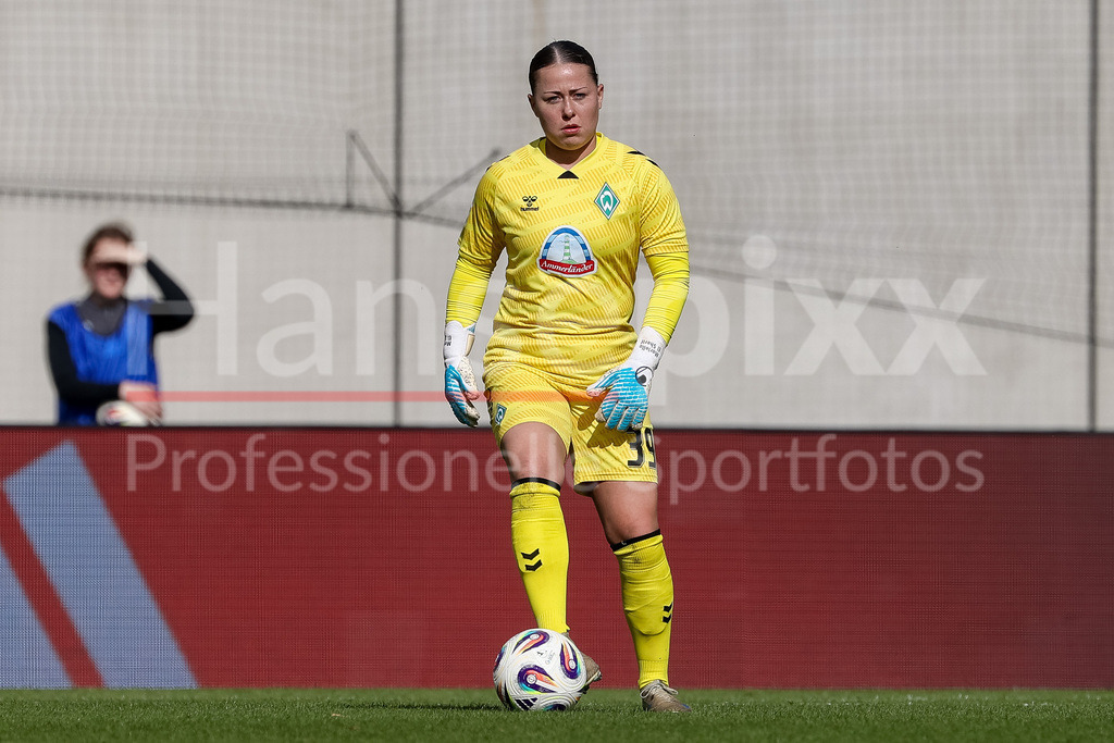 Fussball, Google Pixel Frauen-Bundesliga, FC Bayern München - SV Werder Bremen | Mariella El Sherif (Torhüterin, Torwart, SV Werder Bremen, 39) am Ball, Freisteller, Einzelbild, Ganzkörper, Aktion, Action, Spielszene, DIE DFB-RICHTLINIEN UNTERSAGEN JEGLICHE NUTZUNG VON FOTOS ALS SEQUENZBILDER UND/ODER VIDEOÄHNLICHE FOTOSTRECKEN. DFB REGULATIONS PROHIBIT ANY USE OF PHOTOGRAPHS AS IMAGE SEQUENCES AND/OR QUASI-VIDEO.