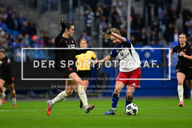 Fußball I Frauen I Saison 2025-2026 I DFB-Pokal I Achtelfinale I Hamburger SV - Bayer 04 Leverkusen I 15596 | Selina Ostermeier (2, Bayer 04 Leverkusen) Melanie Brunnthaler (11, Hamburger SV) - Realisiert mit Pictrs.com