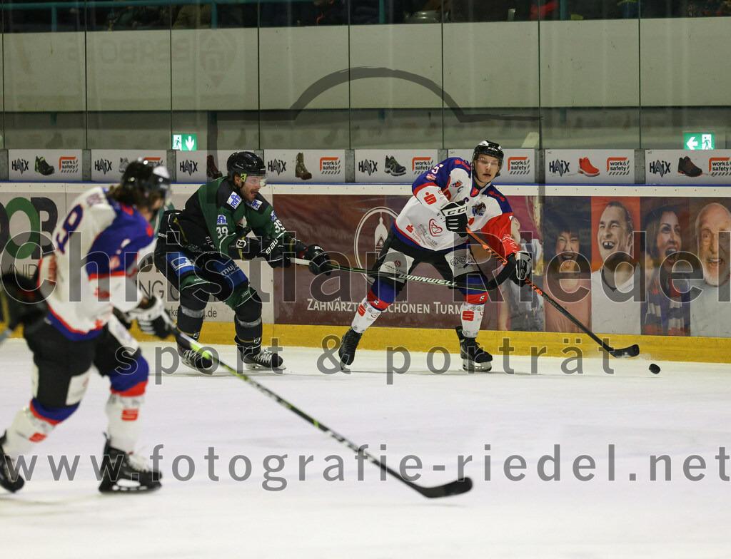 2023-01-22_057_Eishockey_TSV_Erding_gegen_ESC_Dorfen | Erding, Deutschland, 22.01.2023:
Eishockey, Bayernliga 2022 / 2023, 29. Spieltag, TSV Erding gegen ESC Dorfen, Endergebnis: 6:2

Thomas Plihal (Erding Gladiators, #39), Christian Göttlicher (ESC Dorfen, #5)

Foto: Christian Riedel / fotografie-riedel.net
