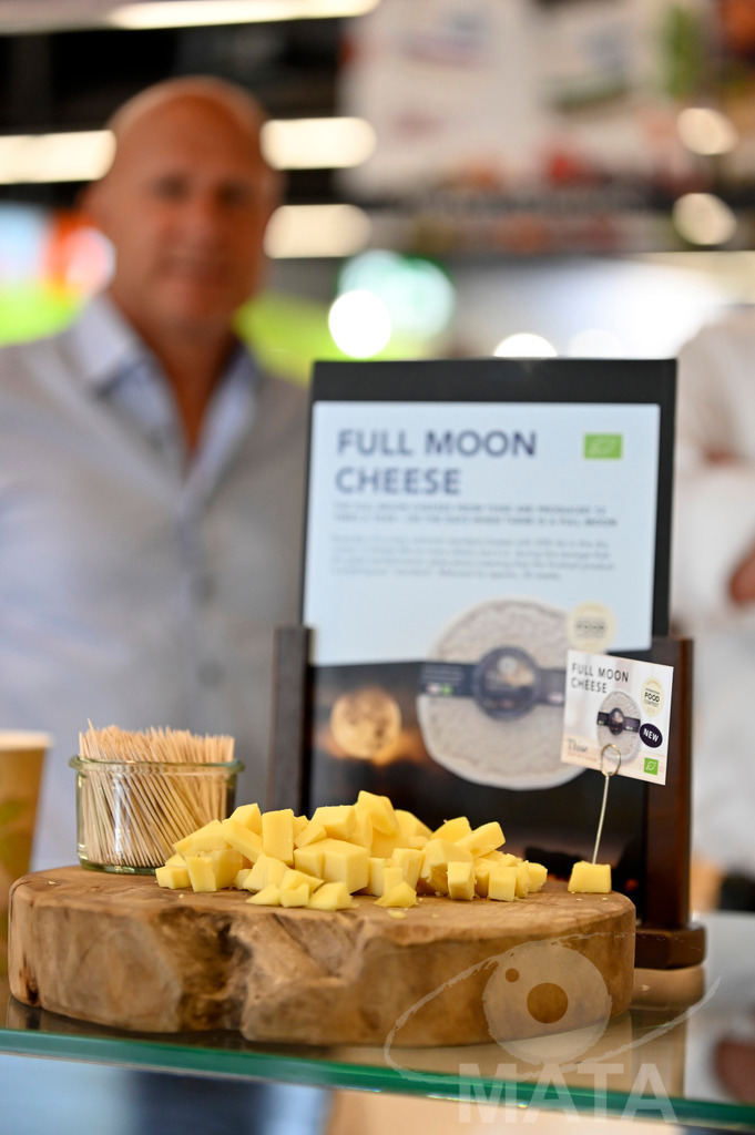 _DWI3478 | Das Herz der internationalen Bio-Branche schlug vom 26.–29.07.2022 für vier Tage in Nürnberg. Die BIOFACH, Weltleitmesse für Bio-Lebensmittel, und die VIVANESS, Internationale Fachmesse für Naturkosmetik, meldet sich mit der einmaligen „Summer Edition“ zurück. Groß war die Wiedersehensfreude der über 24.000 Fachbesucher aus 137 Ländern. Im Fokus: Der persönliche Austausch, Networking und vertiefte Gespräche zu den Themen der Zeit. Aber auch: Neuheiten und Trends entdecken und eintauchen mit allen Sinnen in die Produktvielfalt der 2.276 Aussteller aus 94 Ländern. Nürnberg, 29.07.2022 - Realisiert mit Pictrs.com