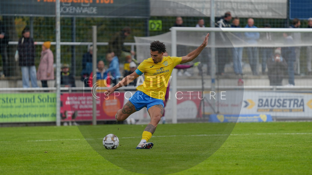 Fußball, Herren, Saison 2025/2026, Regionalliga Nordost, 11. Spieltag, FSV 63 Luckenwalde vs. FC Carl-Zeiss Jena, Samstag 05.10.2025, Werner-Seelenbinder-Stadion Luckenwalde, | Fußball, Herren, Saison 2025/2026, Regionalliga Nordost, 11. Spieltag, FSV 63 Luckenwalde vs. FC Carl-Zeiss Jena, Samstag 05.10.2025, Werner-Seelenbinder-Stadion Luckenwalde, Im Bild: Andreas Pollasch (Luckenwalde) - Realisiert mit Pictrs.com