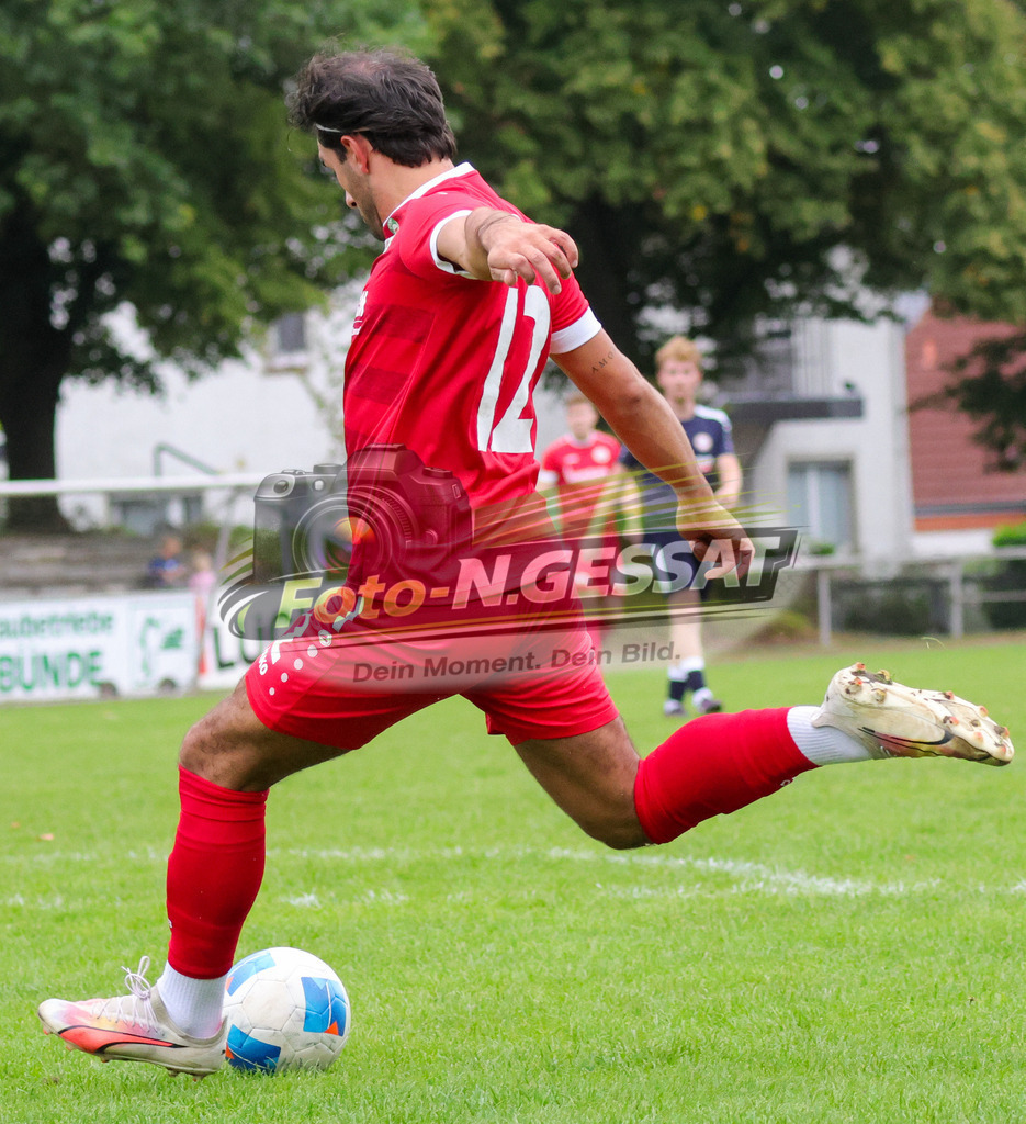 Bünder SV - VfL Holsen | Auf dem Bild zu sehen: rot Bünder SV: Batuhan Kaymak  Bünder SV, VfL Holsen, Saison 26/27, Kreisliga A, Bünde, Deutschland - Realisiert mit Pictrs.com